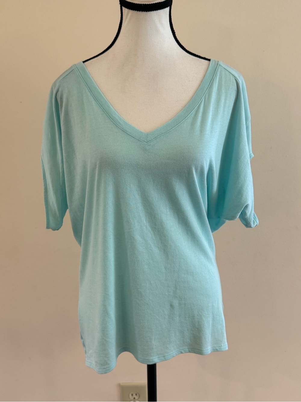 Express Women's V-Neck Short Sleeve Tee in Light Aqua size small